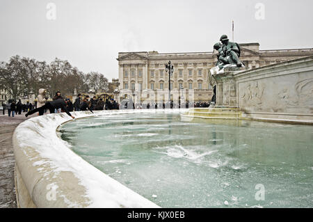 Victoria Monument et Buckingham Palace dans la neige Banque D'Images