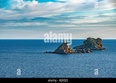 Petrovac, les îles katic et høvringen en mer adriatique, le Monténégro. Banque D'Images