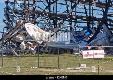 Dégâts causés par l'ouragan Harvey en 2017, Cove Harbor Marina Dry Stack, Rockport, Texas. Banque D'Images