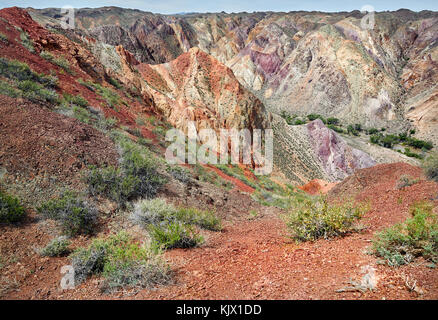 Paysage de collines et de roches dans le canyon en kazakhsthan auezov Banque D'Images