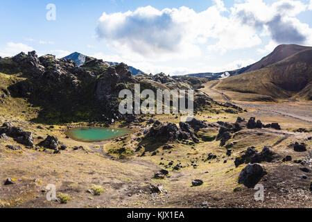 Voyager en Islande - panorama avec green Lake dans la région de fjallabak landmannalaugar dans la réserve naturelle des hautes terres d'Islande en septembre Banque D'Images
