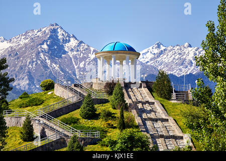 Vue du monument avec au fond les montagnes enneigées de dendra du premier président Nursultan Nazarbayev à Almaty, Kazakhstan Banque D'Images