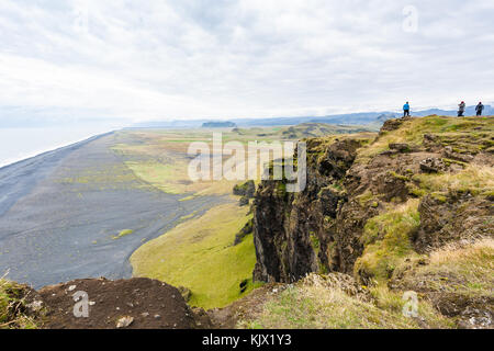 Voyager en Islande - vue ci-dessus d'solheimafjara plage noire de dyrholaey falaise près de vik i myrdal village sur la côte sud de l'Atlantique dans le géoparc katla dans Banque D'Images