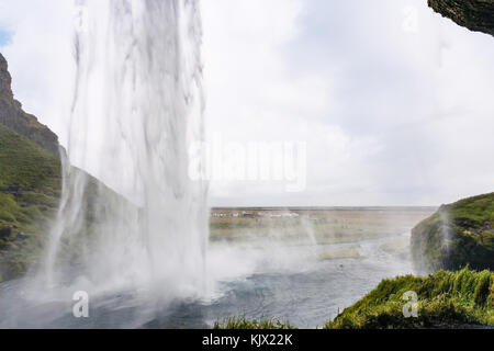 Voyager en Islande - vue de la cascade de seljalandsfoss à partir de la caverne dans le géoparc katla islandais sur la côte sud de l'Atlantique en septembre Banque D'Images