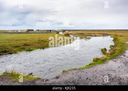 Voyager en Islande - berges humides de la rivière près de la cascade de seljalandsfoss seljalands dans le géoparc katla islandais sur la côte sud de l'Atlantique en septembre Banque D'Images