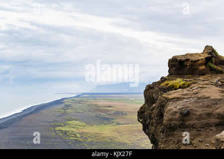 Voyager en Islande - vue ci-dessus d'solheimafjara beach à partir de dyrholaey falaise près de vik i myrdal village sur la côte sud de l'Atlantique en septembre dans le géoparc katla Banque D'Images