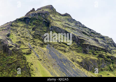 Voyager en Islande - pente de montagnes volcaniques près de skogafoss chute d'islandais katla géoparc sur la côte sud de l'Atlantique en septembre Banque D'Images