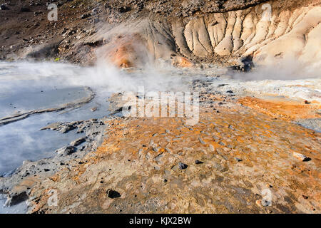 Voyager en Islande - sources chaudes dans la zone géothermique de krysuvik sur péninsule du sud (reykjanesskagi, péninsule de Reykjanes) en septembre Banque D'Images