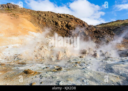 Voyager en Islande - solfatare dans la zone géothermique de krysuvik sur péninsule du sud (reykjanesskagi, péninsule de Reykjanes) en septembre Banque D'Images