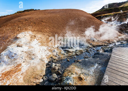 Voyager en Islande - débit d'eau chaude dans la zone géothermique de krysuvik sur péninsule du sud (reykjanesskagi, péninsule de Reykjanes) en septembre Banque D'Images