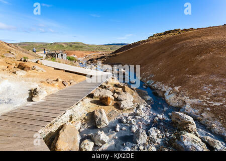 Voyager en Islande - près de la voie d'eau dans la zone géothermique de krysuvik sur péninsule du sud (reykjanesskagi, péninsule de Reykjanes) en septembre Banque D'Images