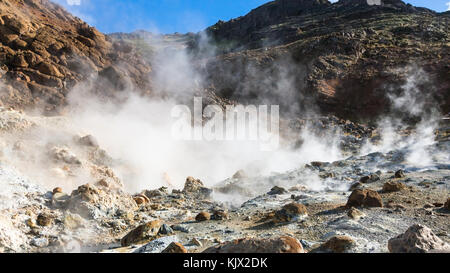 Voyager en Islande - solfatare acide dans la zone géothermique de krysuvik sur péninsule du sud (reykjanesskagi, péninsule de Reykjanes) en septembre Banque D'Images