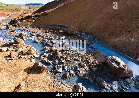 Voyager en Islande - Sex Brook dans la zone géothermique de krysuvik sur péninsule du sud (reykjanesskagi, péninsule de Reykjanes) en septembre Banque D'Images