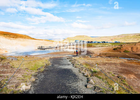 Voyager en Islande - chemin de pot boue cratère dans la zone géothermique de krysuvik sur péninsule du sud (reykjanesskagi, péninsule de Reykjanes) en septembre Banque D'Images