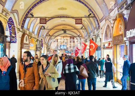 Les touristes visitant de couloir intérieur du grand bazar, l'un des plus importants et plus anciens marchés couverts au monde. Variété d'articles à vendre.istanbul,mar Banque D'Images