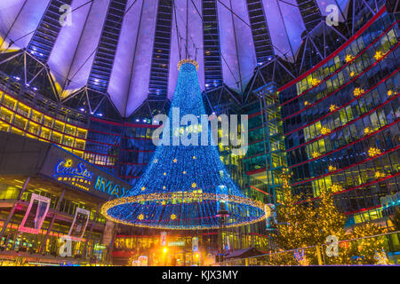 Les lumières de Noël dans la nuit à l'intérieur de l'édifice du Centre de Sony au complexe de la Potsdamer Platz à Berlin, Allemagne, 2017 Banque D'Images