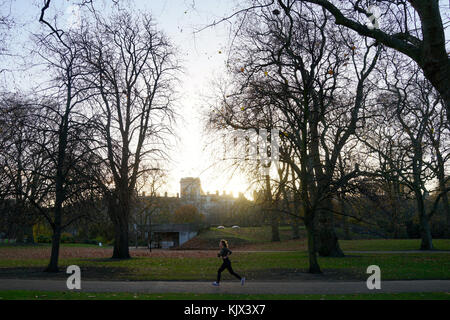 Woman jogging à St James Park, Londres Banque D'Images