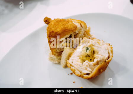 Un poulet à la Kiev servi dans un restaurant à Kiev, Ukraine Banque D'Images