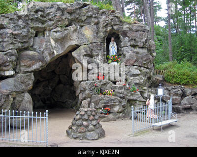 PALANGA, LITUANIE - 12 AOÛT 2009 : la grotte de Santa Maria est l'un des lieux de famoust dans le parc de la ville. Banque D'Images