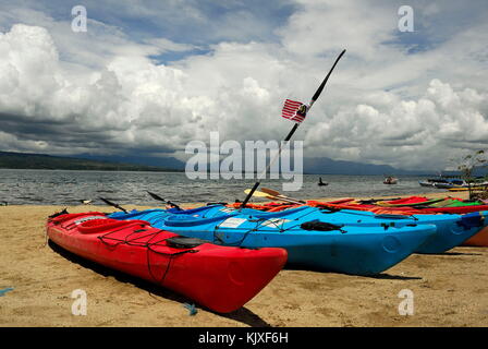 Balige sumatera (Indonésie). 24 nov, 2017. La cérémonie d'ouverture de toba international kayak marathon. crédit : sabirin manurung/pacific press/Alamy live news Banque D'Images