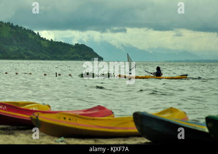 Balige sumatera (Indonésie). 24 nov, 2017. La cérémonie d'ouverture de toba international kayak marathon. crédit : sabirin manurung/pacific press/Alamy live news Banque D'Images