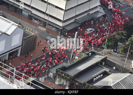 Auckland, Nouvelle-Zélande. 26 nov, 2017. des foules de fans de Tonga ont recueillies sur les rues d'Auckland central lors d'une protestation contre la décision de l'arbitre à Auckland le Nov 26, 2017. Tonga a été jusqu'à 18-20 l'Angleterre durant la coupe du monde de rugby demi-finale hier soir, avec une minute à faire avant que les Tonga a marqué ce qui semblait être un match-winning essayez. Cependant, l'arbitre a conclu qu'elle un aucun-essayer. crédit : Shirley kwok/pacific press/Alamy live news Banque D'Images