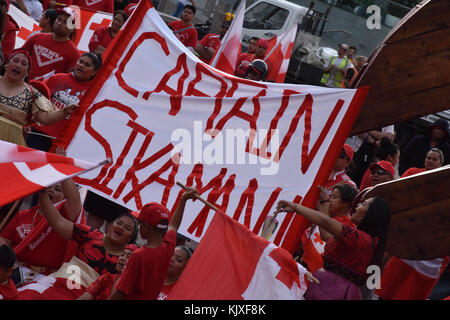 Auckland, Nouvelle-Zélande. 26 nov, 2017. des foules de fans de Tonga ont recueillies sur les rues d'Auckland central lors d'une protestation contre la décision de l'arbitre à Auckland le Nov 26, 2017. Tonga a été jusqu'à 18-20 l'Angleterre durant la coupe du monde de rugby demi-finale hier soir, avec une minute à faire avant que les Tonga a marqué ce qui semblait être un match-winning essayez. Cependant, l'arbitre a conclu qu'elle un aucun-essayer. crédit : Shirley kwok/pacific press/Alamy live news Banque D'Images