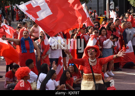 Auckland, Nouvelle-Zélande. 26 nov, 2017. des foules de fans de Tonga ont recueillies sur les rues d'Auckland central lors d'une protestation contre la décision de l'arbitre à Auckland le Nov 26, 2017. Tonga a été jusqu'à 18-20 l'Angleterre durant la coupe du monde de rugby demi-finale hier soir, avec une minute à faire avant que les Tonga a marqué ce qui semblait être un match-winning essayez. Cependant, l'arbitre a conclu qu'elle un aucun-essayer. crédit : Shirley kwok/pacific press/Alamy live news Banque D'Images