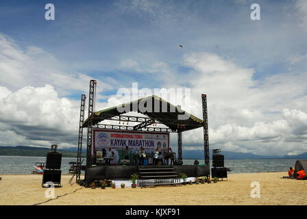 Balige sumatera (Indonésie). 24 nov, 2017. La cérémonie d'ouverture de toba international kayak marathon. crédit : sabirin manurung/pacific press/Alamy live news Banque D'Images