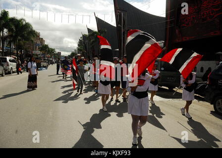 Balige sumatera (Indonésie). 24 nov, 2017. La cérémonie d'ouverture de toba international kayak marathon. crédit : sabirin manurung/pacific press/Alamy live news Banque D'Images