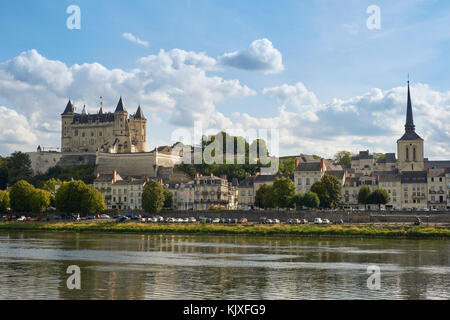 La ville historique et le château de Saumur dans la vallée de la Loire en France. Banque D'Images