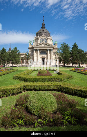 Thermes szechenyi construction néo-baroque et jardin à Budapest, Hongrie Banque D'Images