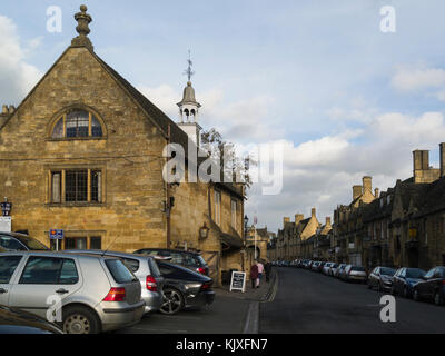 Ancien hôtel de ville à l'origine un bâtiment du 14ème siècle utilisée au cours des palais de justice et prison que Wool Exchange High Street Chipping Camden Cotswolds Gloucesters Banque D'Images