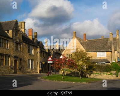 Dragons vert Chambre Grade 11 énumérés jolie maison dans High Street Chipping Camden Cotswolds Gloucestershire Cotswold construit à partir de pierre avec un cadran solaire Banque D'Images