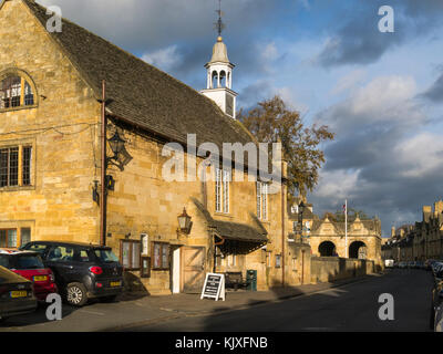 Ancien hôtel de ville à l'origine un bâtiment du 14ème siècle utilisée au cours des palais de justice et prison que Wool Exchange High Street Chipping Camden Cotswolds Gloucesters Banque D'Images