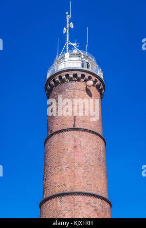 Gros plan sur le phare de la mer Baltique dans le village de Jaroslawiec dans la Voïvodeship de Poméranie occidentale de Pologne Banque D'Images