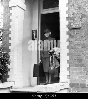 C1941. Fonction photographique illustrant la vie quotidienne des femmes dans le transport corps mécanisé -MTC. C'était une féministe britannique en uniforme civil organisme qui a fourni des pilotes pour les ministères du gouvernement et d'autres organisations au cours de la 2e guerre mondiale. Les membres ont également conduit les voitures du personnel, y compris pour des dignitaires étrangers et d'ambulances au Blitz. Photographie par Tony Henshaw Banque D'Images