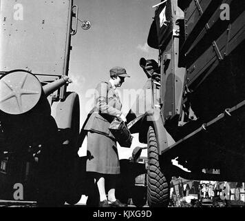 C1941. Fonction photographique illustrant la vie quotidienne des femmes dans le transport corps mécanisé -MTC. C'était une féministe britannique en uniforme civil organisme qui a fourni des pilotes pour les ministères du gouvernement et d'autres organisations au cours de la 2e guerre mondiale. Les membres ont également conduit les voitures du personnel, y compris pour des dignitaires étrangers et d'ambulances au Blitz. Photographie par Tony Henshaw Banque D'Images