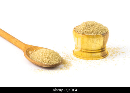 Plein de bol en bois et une cuillère de sucre brun sur fond blanc. Banque D'Images