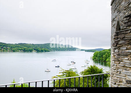 Bateaux amarrés sur le lac Windermere dans le lake district Banque D'Images