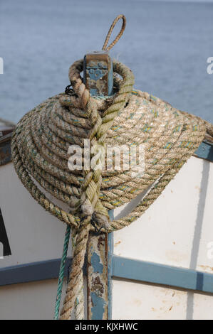 Bow enroulé sur la corde de petit bateau de pêche Banque D'Images