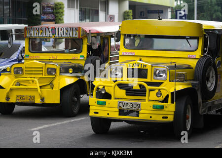 Un Jeepney Utilité Publique jaune véhicule roulant à Olongapo City Bataan aux Philippines, Banque D'Images