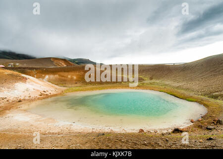 Un étang dans un minéral turquoise zone orange près du volcan Krafla Viti dans le salon en Islande Banque D'Images