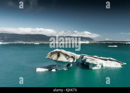 Des groupes de la dérive des icebergs sur la lagune du lac formé par la fonte des glaciers Jokulsarlon Banque D'Images