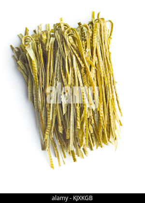 Fettuccine de soja vert isolé sur fond blanc. sans gluten, riche en fibres des pâtes. Banque D'Images