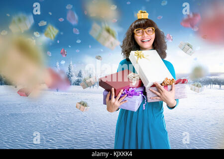 Young Asian woman avec cadeaux colorés pour boxing day sur fond d'hiver Banque D'Images