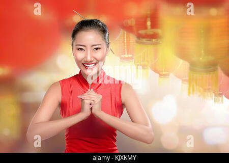 Jeune femme chinoise cheongsam de vêtements avec des lampions rouges. Joyeux Nouvel An chinois Banque D'Images