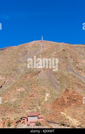 Le téléphérique du Mont Teide et les pylônes sur le côté de la montagne qui apportent les touristes jusqu'au sommet du volcan, Tenerife, Canaries, Espagne Banque D'Images