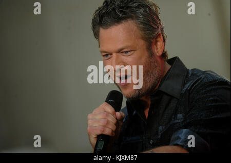 NEW YORK, NY - 05 AOÛT : le musicien Blake Shelton joue en direct sur scène pour la Citi concert Series sur le NBC Today Show au Rockefeller Plaza le 5 août 2016 à New York. Personnes: Blake Shelton Banque D'Images