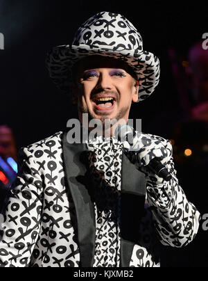 FORT LAUDERDALE, FL - 08 JUILLET : Boy George of culture Club se produit au Broward Center. George Alan O'Dowd, connu professionnellement sous le nom de Boy George, est un chanteur, auteur-compositeur, DJ, créateur de mode et photographe anglais. Il est le chanteur principal du groupe pop culture Club, récompensé par des Grammy et Brit Awards. Le 8 juillet 2016 à Fort Lauderdale, Floride. Les gens : Boy George Banque D'Images